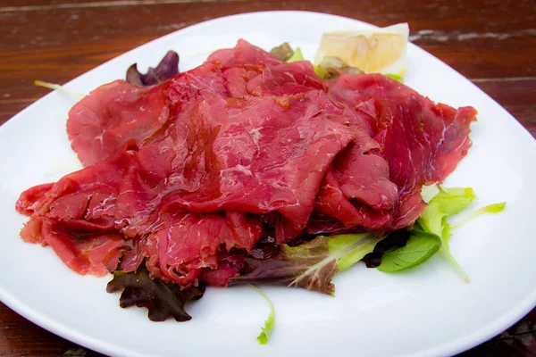 Carpaccio Eine Italienische Vorspeise Die Aus Dünnen Scheiben Rohem Rindfleisch — Stockfoto