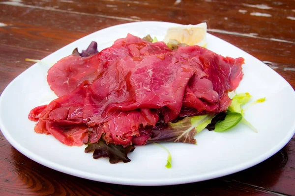 Carpaccio: italienisches Gericht mit rohen Rindfleischscheiben — Stockfoto