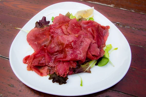 Carpaccio Eine Italienische Vorspeise Die Aus Dünnen Scheiben Rohem Rindfleisch — Stockfoto