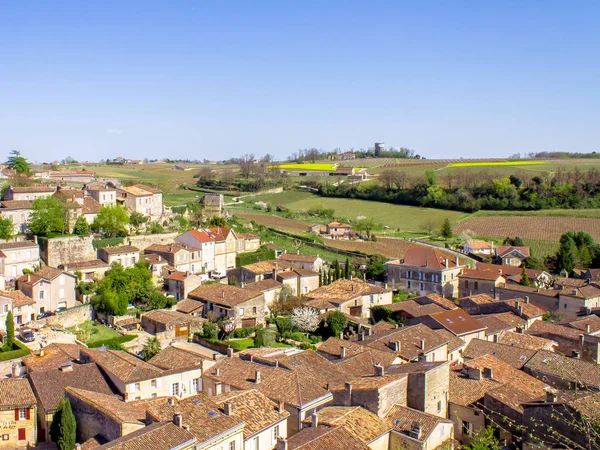 Saint Emilion en de wijngaard, in de buurt van Bordeaux, Frankrijk — Stockfoto