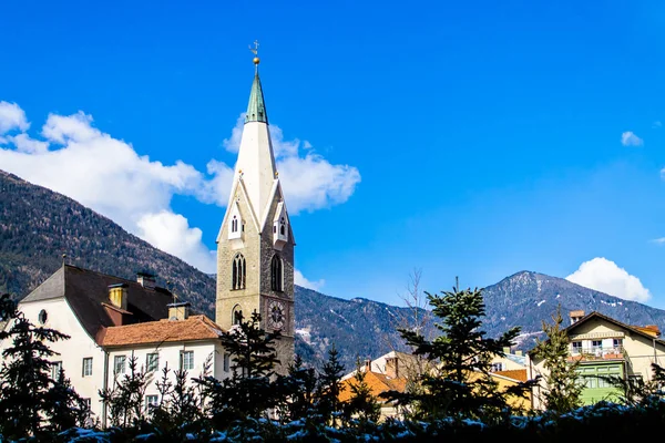 Centrum města Bressanone s bílou věží, Itálie — Stock fotografie