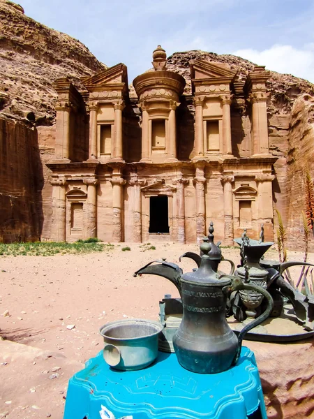 Petra, jarras y jarras beduinas frente al Monasterio. Jordania —  Fotos de Stock