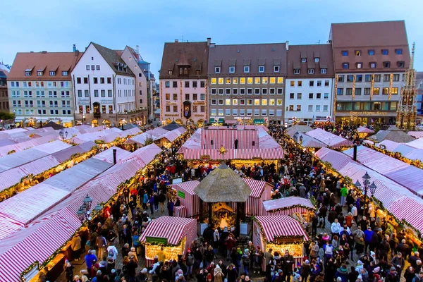 Nürnberg - Almanya - 2 Aralık 2017: Christkindlesmarkt, Hauptmarkt, Nürnberg kent, Almanya Merkezi meydanında bir Noel pazarda görünümünü.