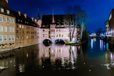 Heilig-Geist-Spital gece Nürnberg, Almanya.