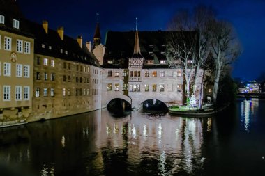 Heilig-Geist-Spital (darülaceze kutsal ruh) eski Town Nuremberg, Almanya geceleri görünümünü.