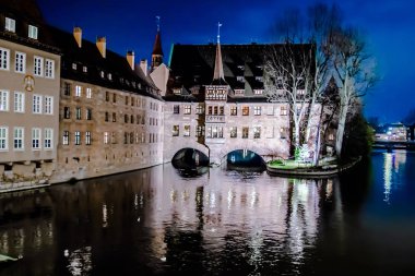 Heilig-Geist-Spital (darülaceze kutsal ruh) eski Town Nuremberg, Almanya geceleri görünümünü.