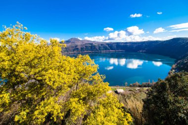 Göl Albano, Rome, Italy yakınındaki bir volkanik krater Gölü