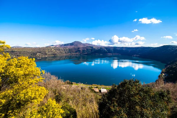 Lake Albano, een vulkanische krater meer in de buurt van Rome, Italië — Stockfoto