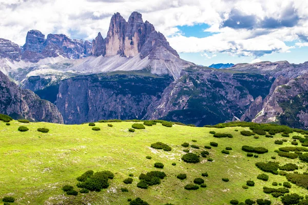 Dolomitenlandschaft mit den drei Gipfeln des Lavaredo, Italien — Stockfoto