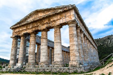 Dorik tapınak Segesta Sicilya, İtalya / Dorik tapınak Segesta Antik şehri Sicilya, İtalya sitesi dışında