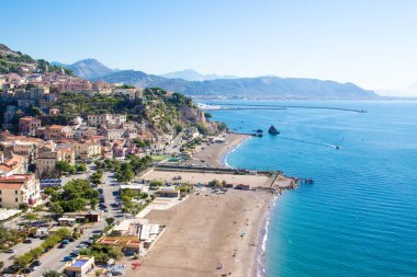 Amalfi kıyısındaki Vietri Konsolosu Mare 'nin manzarası. İtalya