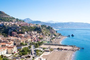 Amalfi kıyısındaki Vietri Konsolosu Mare 'nin manzarası. İtalya
