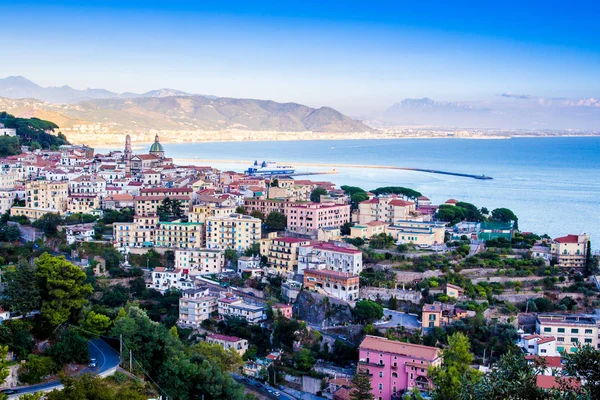 Kilátás Vietri sul Mare Amalfi partjainál. Olaszország — Stock Fotó