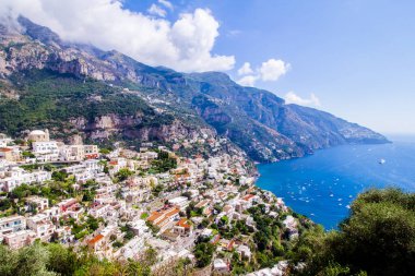 Positano 'nun panoramik manzarası, İtalya' nın Amalfi Sahili 'ndeki ünlü köy.
