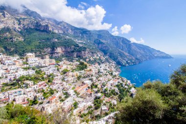 Positano 'nun panoramik manzarası, İtalya' nın Amalfi Sahili 'ndeki ünlü köy.