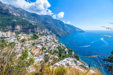 Positano 'nun panoramik manzarası, İtalya' nın Amalfi Sahili 'ndeki ünlü köy.