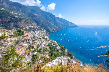 Positano 'nun panoramik manzarası, İtalya' nın Amalfi Sahili 'ndeki ünlü köy.