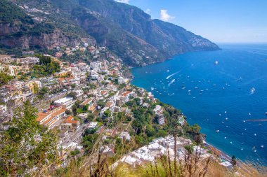 Positano 'nun panoramik manzarası, İtalya' nın Amalfi Sahili 'ndeki ünlü köy.