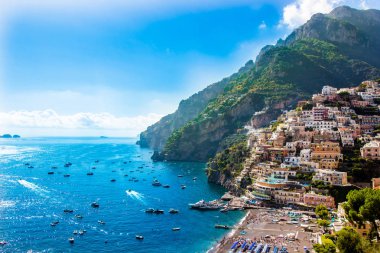 Positano 'nun panoramik manzarası, İtalya' nın Amalfi Sahili 'ndeki ünlü köy.