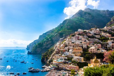 Positano 'nun panoramik manzarası, İtalya' nın Amalfi Sahili 'ndeki ünlü köy.