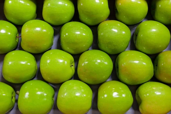 Manzanas Verdes Frescas Almacén Envases Frutas Una Bandeja Embalaje — Foto de Stock