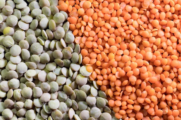 Lentilha vermelha e grãos de lentilha verde — Fotografia de Stock