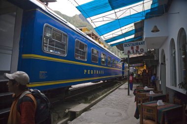 Aguas Caliente, Peru 'da tren durur, bir dinlenme yerinin hemen yanında.