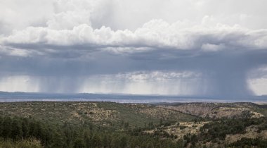 Bir muson fırtınası Kuzey Arizona 'nın çöl manzarasında yarışıyor.
