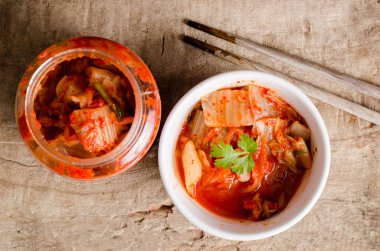 Bir kasede Kimchi lahana