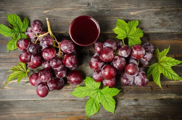 Uvas vermelhas e suco — Fotografia de Stock