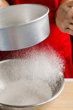 Unu bir kaseye elemek.