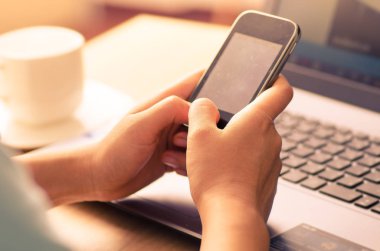 Bağlantı için akıllı telefon kullanan kadın Internet