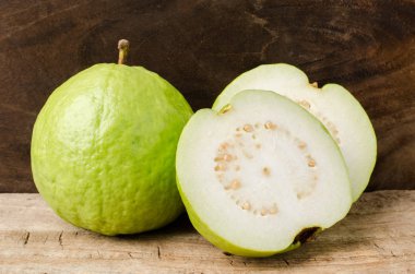 Guava meyve ahşap arka plan üzerinde