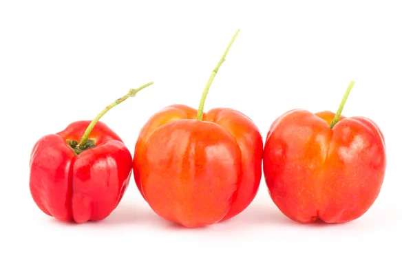 Cereza de Acerola fresca sobre fondo blanco —  Fotos de Stock