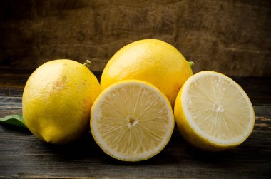 Tahta arka planda taze limon