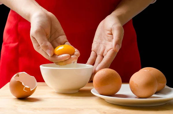 Gema de ovo na mão — Fotografia de Stock