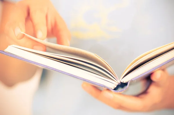 Livro aberto à mão para leitura — Fotografia de Stock