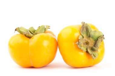 beyaz arkaplanda hurma meyvesi