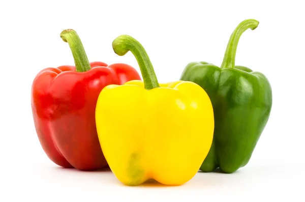 Gele, rode en groene paprika op witte achtergrond — Stockfoto