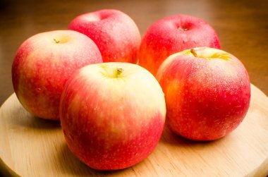 kırmızı elma meyvesi