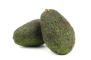 Beyaz arka plan üzerinde ham avokado