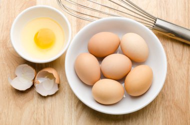 Taze yumurta ve bir kase içinde sarısı 