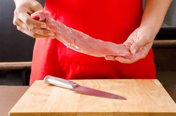 Chef hält rohes Schweinefleisch in der Hand — Stockfoto