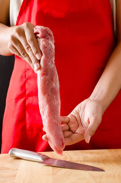 Chef hält rohes Schweinefleisch in der Hand — Stockfoto