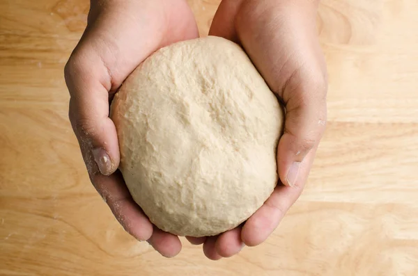 Хлебное тесто в руке — стоковое фото