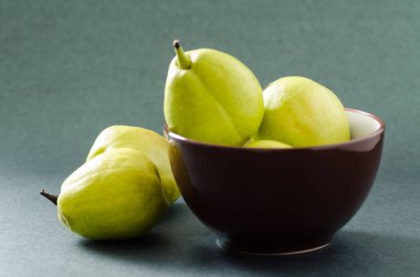 Taze armut meyve bir kase 