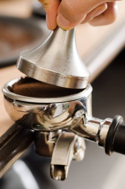 Portafilter çekilmiş kahve basarak Barista 