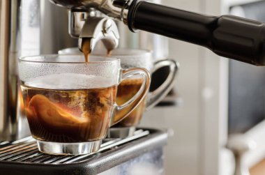Kahve fincan kahve makinesi içine akan