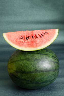 Yeşil arka planda taze karpuz