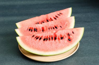 Yeşil arka planda dilimlenmiş karpuz